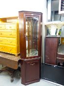 MAHOGANY DOUBLE CORNER CUPBOARD WITH SINGLE GLAZED DOOR ENCLOSING A MIRRORED INTERIOR WITH THREE