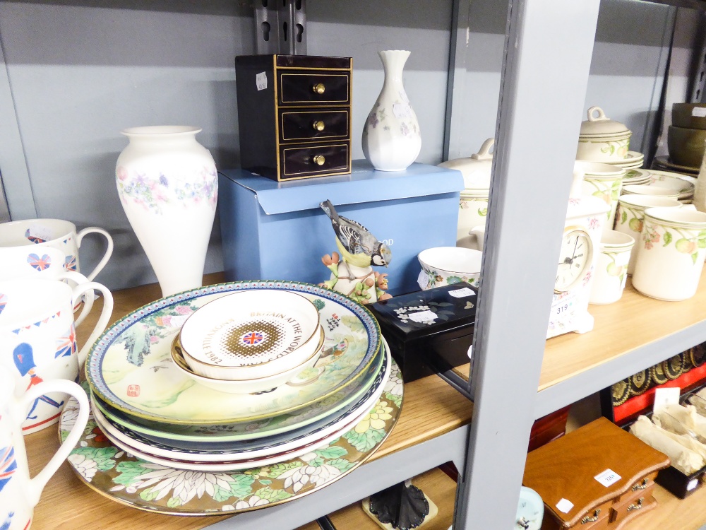 QUANTITY OF POTTERY AND PORCELAIN ITEMS VARIOUS TO INCLUDE; WEDGWOOD GLOBE VASE, CLOCK, BLUE TIT