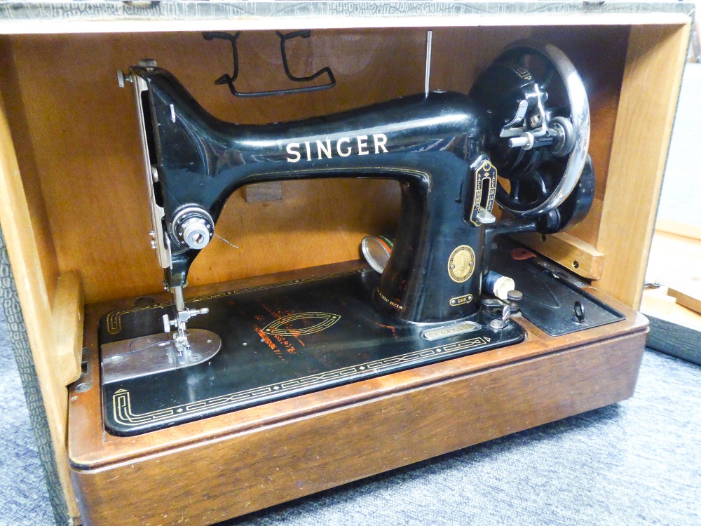 A SINGER OAK BOXED SEWING MACHINE, IN FITTED BOX