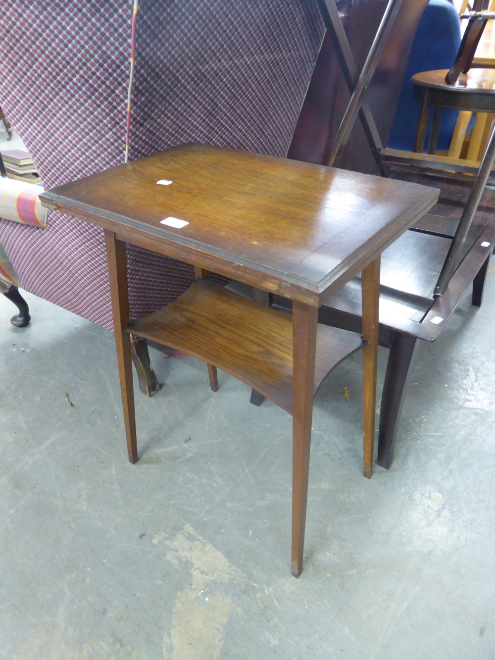 A MID TWENTIETH CENTURY TWIST TOP GAMES TABLE, WITH GREEN BAIZE LINING