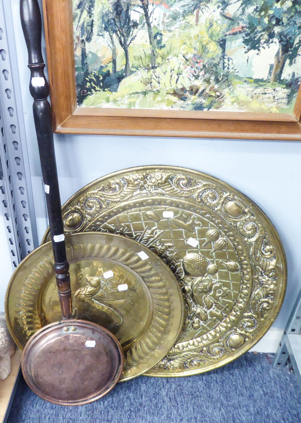 VICTORIAN COPPER BED WARMING PAN WITH TURNED WOOD HANDLE, EMBOSSED BRASS PLAQUE CENTRED WITH A - Image 2 of 2