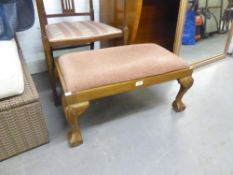 A MID TWENTIETH CENTURY LONG FOOTSTOOL, ON CABRIOLE SUPPORTS, WITH PAD SEAT