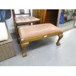 A MID TWENTIETH CENTURY LONG FOOTSTOOL, ON CABRIOLE SUPPORTS, WITH PAD SEAT