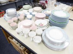 A SELECTION OF DINNER WARES TO INCLUDE; ROYAL DOULTON 'REFLECTION', WEDGWOOD 'HOME', ROYAL TUSCAN '