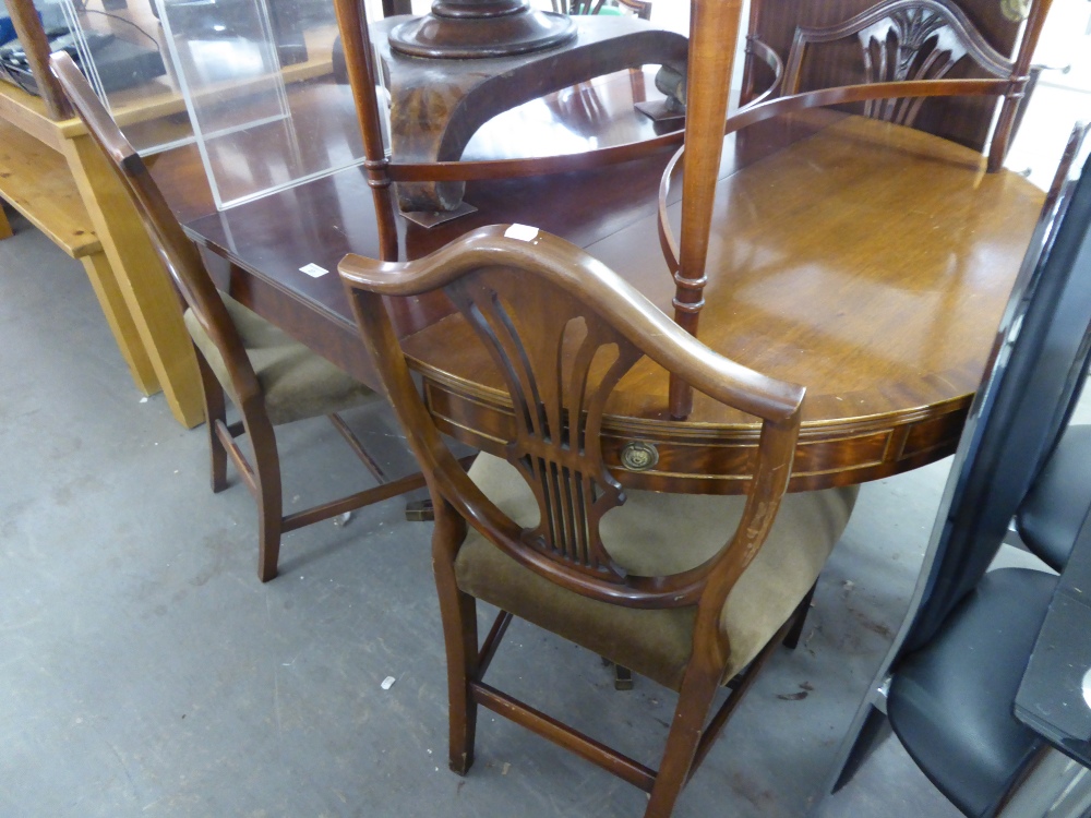 REPRODUCITON EXTENDING DRUM STYLE DINING TABLE, ON TURNED COLUMN TO FOUR OUTSWEPT SUPPORTS AND A SET