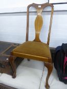 AN EDWARDIAN MAHOGANY DINING CHAIR, HAVING A VASE SHAPED BACK, SPLAT OVER PAD DROP-IN SEAT ON