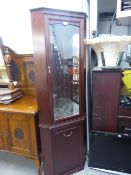 MAHOGANY DOUBLE CORNER CUPBOARD WITH SINGLE GLAZED DOOR ENCLOSING A MIRRORED INTERIOR WITH THREE