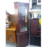 MAHOGANY DOUBLE CORNER CUPBOARD WITH SINGLE GLAZED DOOR ENCLOSING A MIRRORED INTERIOR WITH THREE