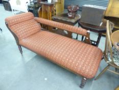 LATE VICTORIAN ANTIQUE CHAISE LONGUE, RAISED ON TURNED SUPPORTS, COVERED IN RED AND GILT FABRIC