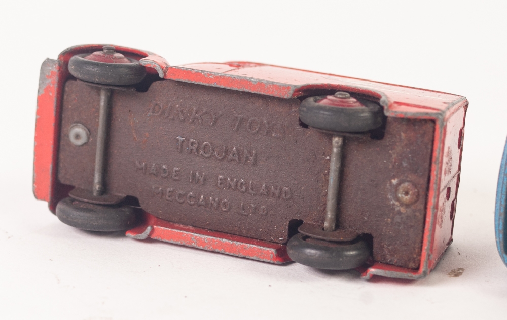 DINKY TOYS CIRCA 1954 DIE CAST TROJAN BAN 'ESSO' No. 31a, red with maroon hubs (renumbered 450) - Image 2 of 7