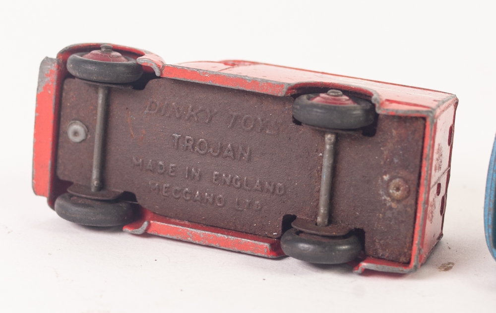 DINKY TOYS CIRCA 1954 DIE CAST TROJAN BAN 'ESSO' No. 31a, red with maroon hubs (renumbered 450) - Image 7 of 7