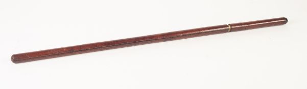 EARLY TWENTIETH CENTURY SHORT SWORDSTICK, MADE AS A STITCHED BROWN LEATHER SWAGGER STICK, the