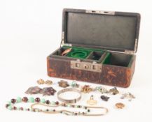 EARLY TWENTIETH CENTURY MOROCCO CLAD JEWELLERY BOX, green plush lined with lift out tray, having