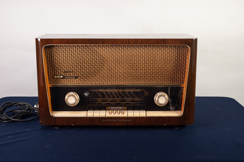 LARGE 1950s GRUNDIG WOODEN CASED RADIO