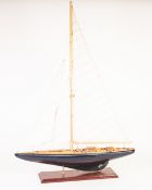 MODERN PAINTED WOOD STATIC MODEL OF AN EARLY TWENTIETH CENTURY OCEAN GOING RACING YACHT, fully