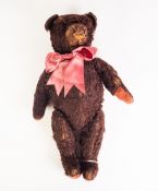 AN EARLY TWENTIETH CENTURY WOOD STRAW FILLED CINNAMON PLUSH TEDDY BEAR, with in-operative growler,