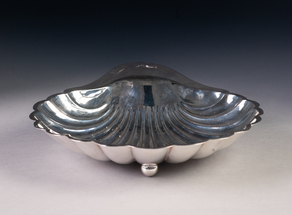 EDWARDIAN SILVER LARGE SCOLLOP SHAPE DISH, originally with glass liner now absent, Sheffield 1904, - Image 3 of 3