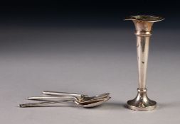 SET OF THREE SILVER 'GOLF' TEASPOONS, each handle in the form of two golf irons surmounted by a golf