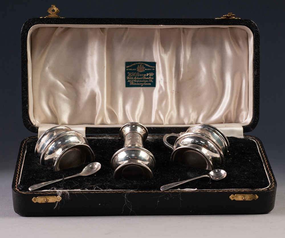 CASED SILVER THREE PIECE CONDIMENT SET, Birmingham 1947 and 1955 - Image 5 of 5