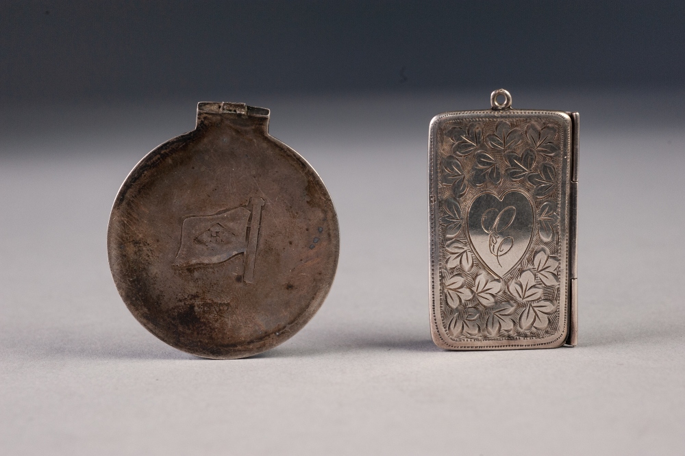 EDWARDIAN FOLIATE ENGRAVED SILVER STAMP HOLDER of envelope pattern, with fixed ring hanger, 1 3/ - Image 2 of 2