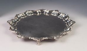 EDWARDIAN ELKINGTON & CO ELECTROPLATED SALVER with Chippendale border, on three claw and ball