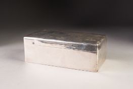 GEORGE V SILVER CASED TABLE CIGAR OR CIGARETTE BOX, RETAILED BY BROOK & SON, EDINBURGH, of typical