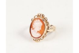AN UNMARKED GOLD SHELL CAMEO SET RING, 3.8gms gross