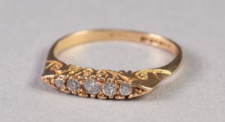 EDWARDIAN 18ct GOLD RING with a lozenge shaped setting of fine diamonds graduating from the