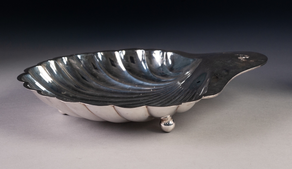 EDWARDIAN SILVER LARGE SCOLLOP SHAPE DISH, originally with glass liner now absent, Sheffield 1904,