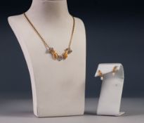 18ct GOLD FINE CHAIN NECKLACE, the front in the form of a pair of gold hands with white gold