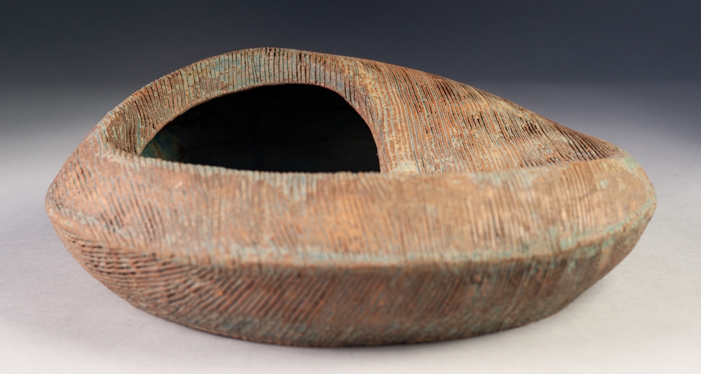 SYLVIA DAVEY? STUDIO POTTERY BOWL, of circular organic form, the incised combed decoration glazed in - Image 3 of 3