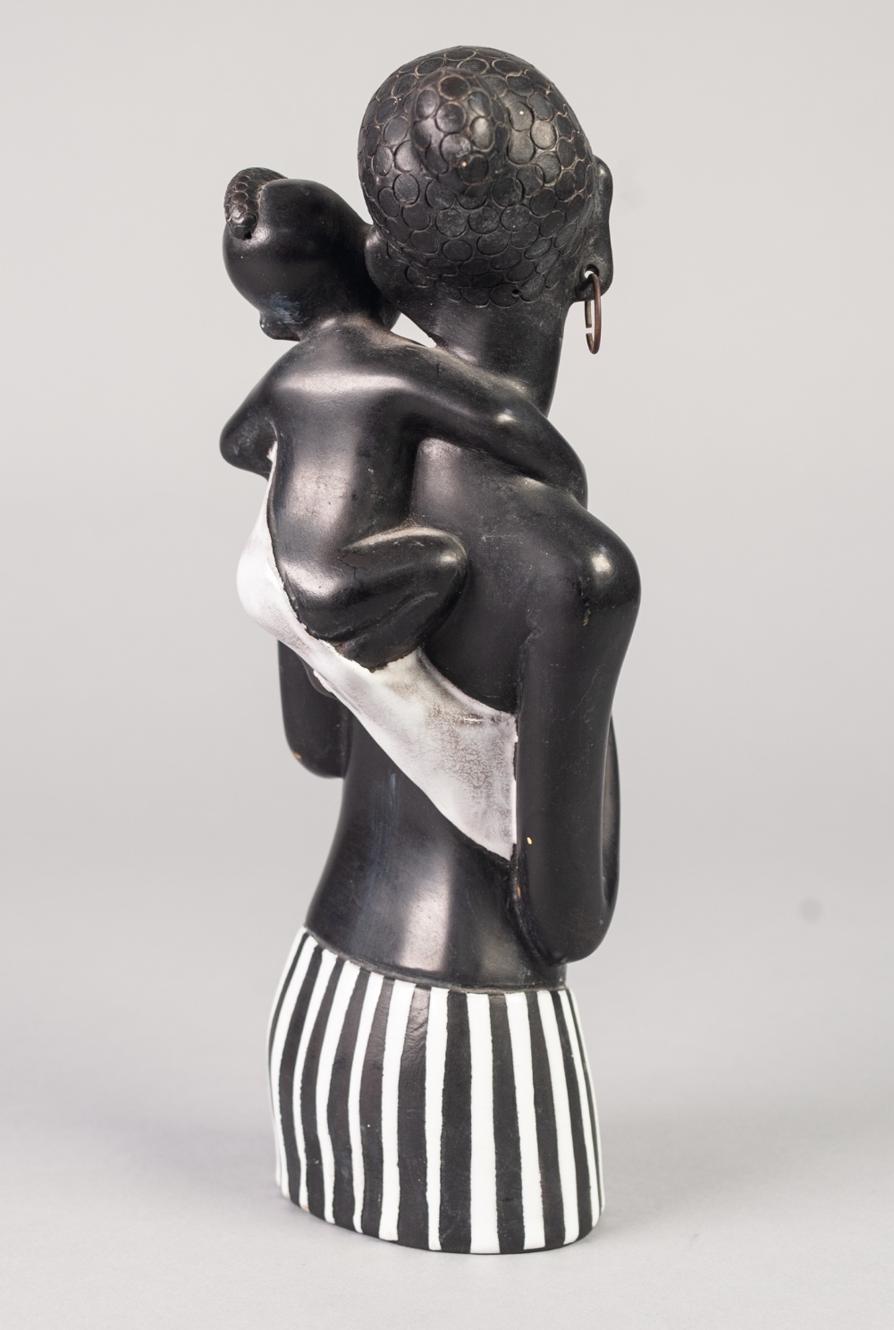 EARLY TWENTIETH CENTURY 'HANDMADE IN AUSTRIA' BLACK GLAZED POTTERY GROUP OF AN AFRICAN MOTHER AND - Image 3 of 3