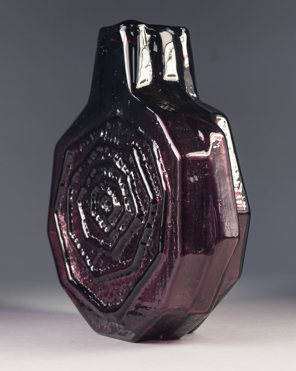 GEOFFREY BAXTER FOR WHITEFRIARS GLASS, AUBERGINE COLOURED MOULDED GLASS LARGE 'BANJO' VASE, 12 ½" ( - Image 4 of 5