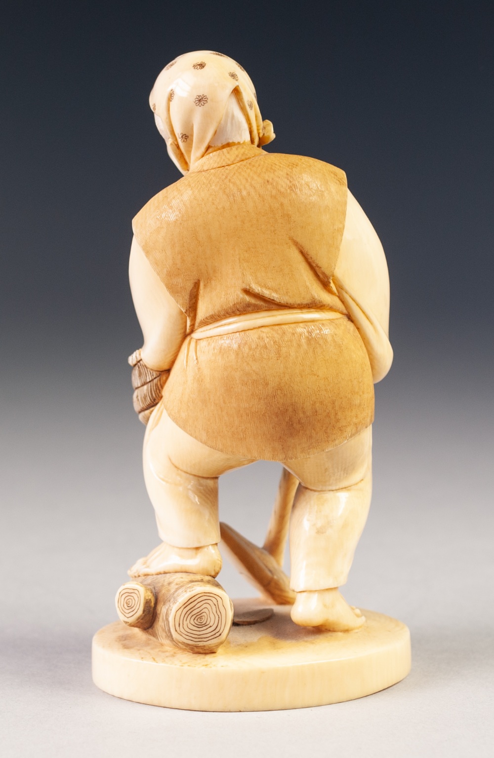 A GOOD JAPANESE MEIJI PERIOD ONE PIECE CARVED IVORY FIGURE of a peasant male, standing smoking a - Image 3 of 3