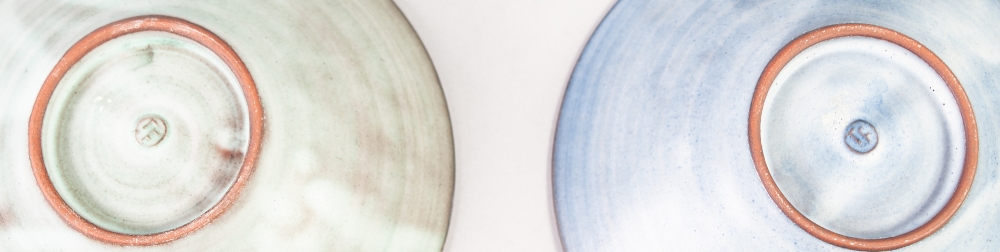 PAIR OF STUDIO POTTERY BOWLS BY TESSA FUCHS, (1936-2012), each of conical, footed form, the - Image 2 of 3