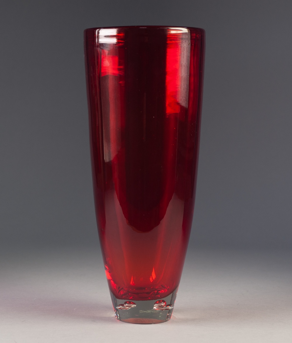MID TWENTIETH CENTURY RED GLASS VASE, of slender, slightly tapering for, with four bubble inclusions