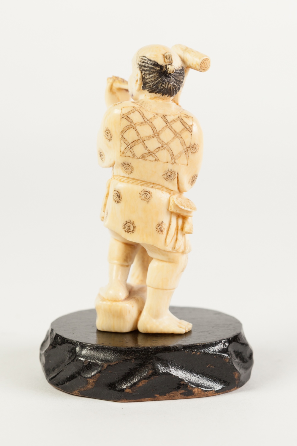 A SMALL JAPANESE MEIJI PERIOD ONE PIECE CARVED IVORY OKIMONO, of a peasant male holding an oar - Image 3 of 3