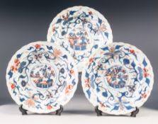 SET OF THREE NINETEENTH CENTURY CHINESE IMARI PORCELAIN SOUP PLATES, each of typical form with