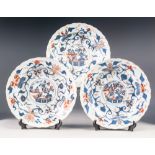 SET OF THREE NINETEENTH CENTURY CHINESE IMARI PORCELAIN SOUP PLATES, each of typical form with