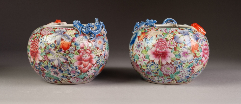 A PAIR OF CHINESE LATE QING DYNASTY PORCELAIN COMPRESSED GLOBULAR VASES, decorated autour with ' - Image 3 of 5