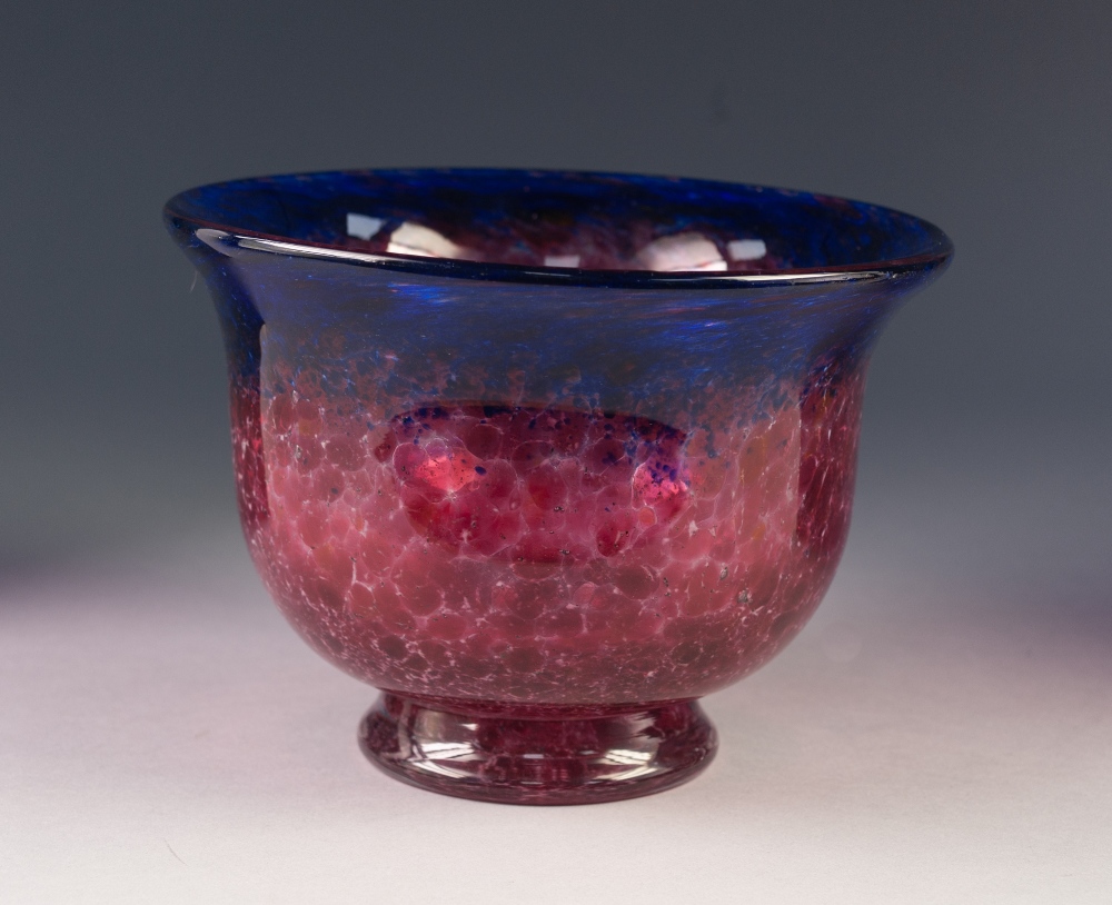 MONART MOTTLED PINK GLASS FOOTED BOWL, of steep sided form with blue tinted flared rim, 5 ¾" (14. - Image 2 of 2