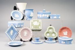 FOURTEEN MODERN PIECES OF WEDGWOOD JASPERWARE POTTERY, all applied in white, comprising: PAIR OF