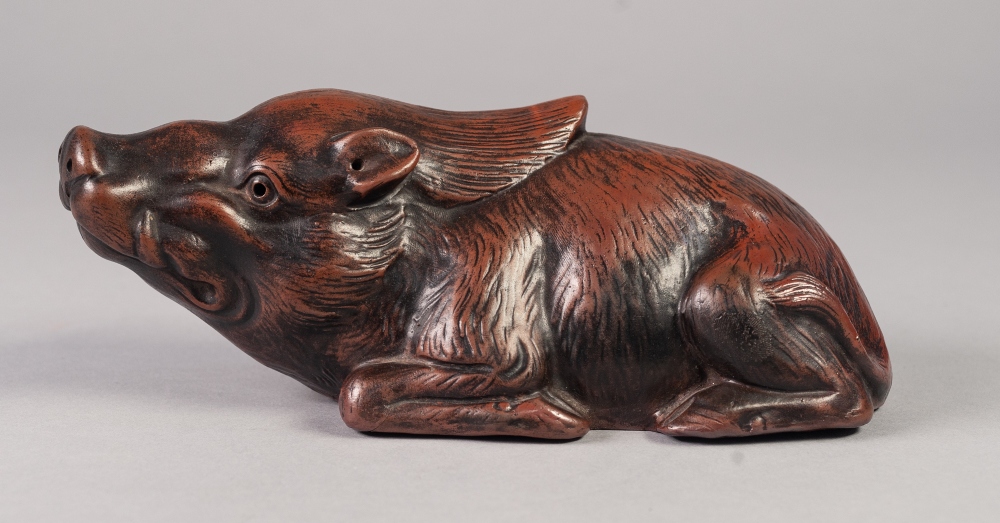A JAPANESE EDO PERIOD RED STONEWARE MODEL OF A RECUMBENT BOAR, impressed seal mark, 8" (20.5cm) - Image 3 of 4