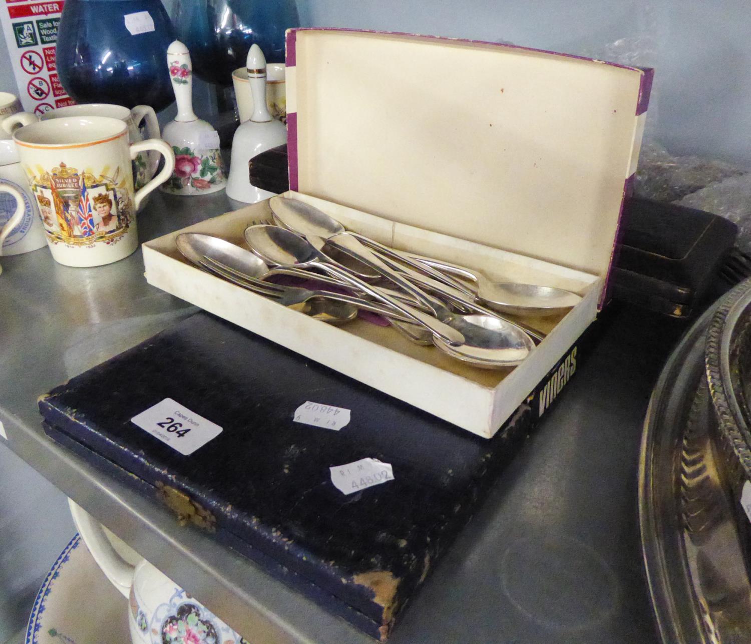 VICTORIAN ELECTROPLATED ENGRAVED FISH SERVERS WITH CARVED IVORY HANDLES, IN CASE; A CASED SET OF