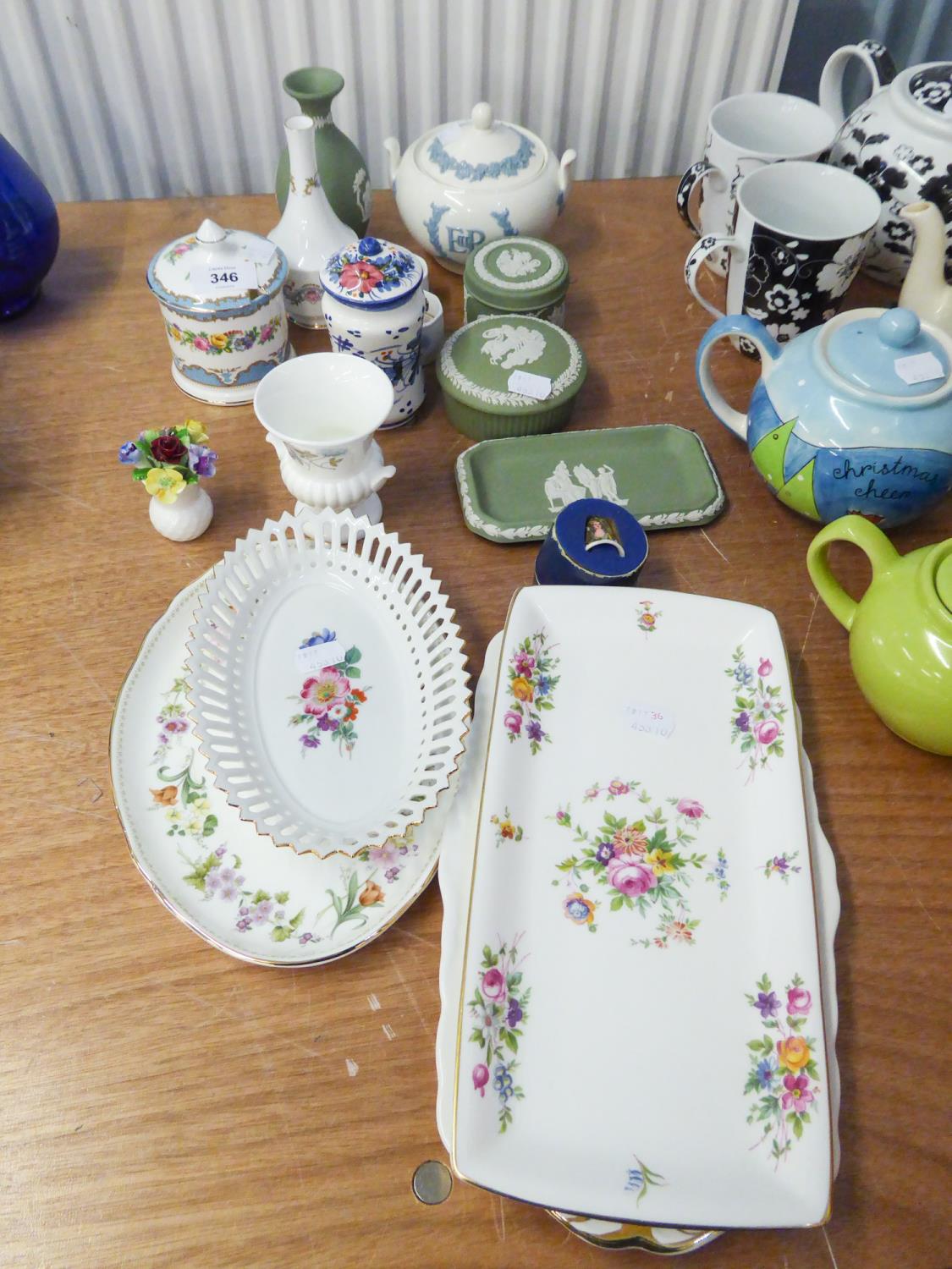 SIXTEEN PIECES OF CHINA WARES TO INCLUDE; FOUR PIECES OF GREEN/WHITE WEDGWOOD, A MINTON TRAY AND A