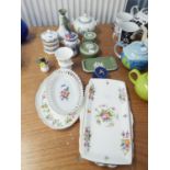 SIXTEEN PIECES OF CHINA WARES TO INCLUDE; FOUR PIECES OF GREEN/WHITE WEDGWOOD, A MINTON TRAY AND A