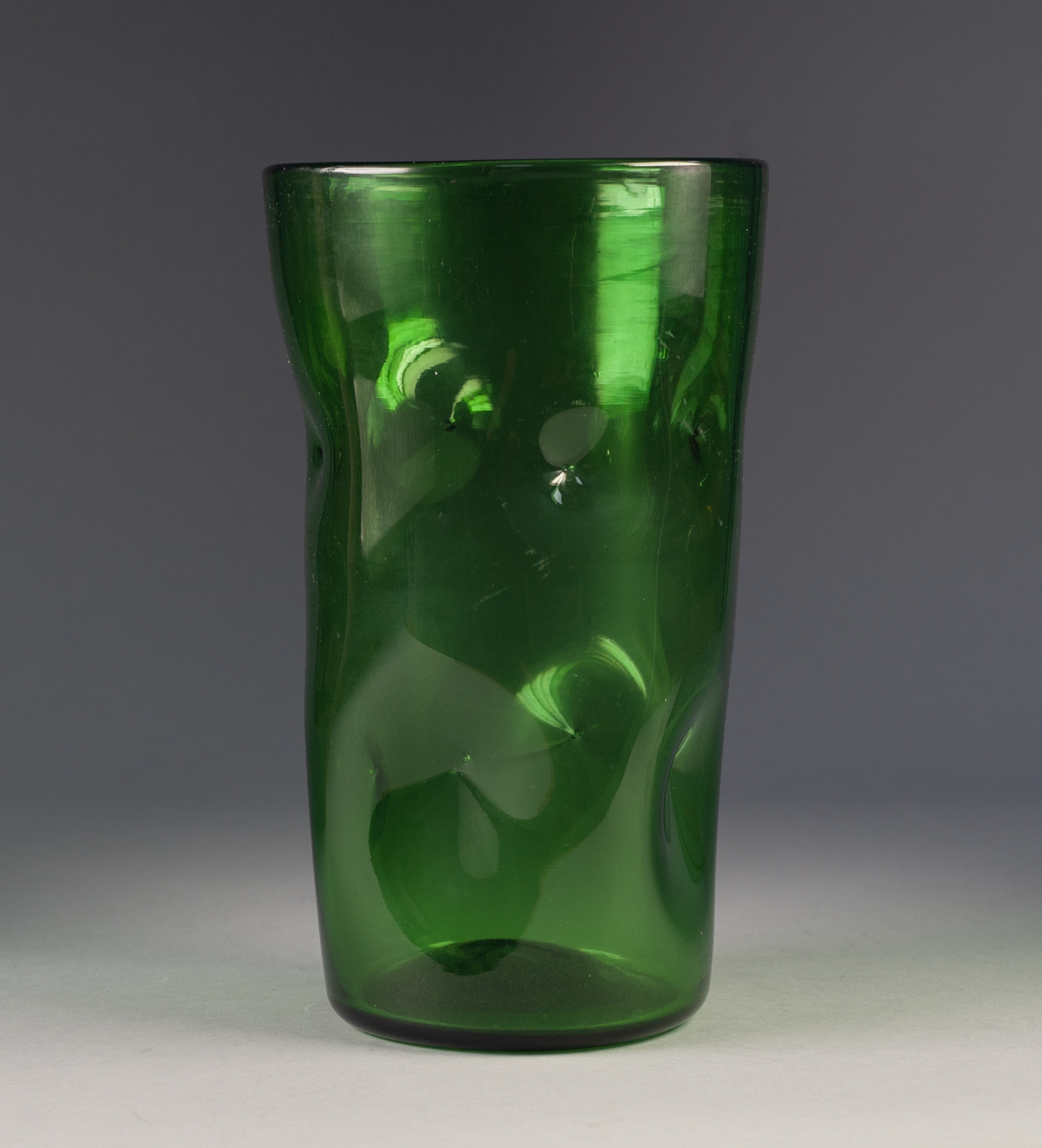 A MID CENTURY BLENKO STYLE GREEN 'PINCHED' GLASS VASE, IN THE STYLE OF WINSLOW ANDERSON, OF SLIGHTLY