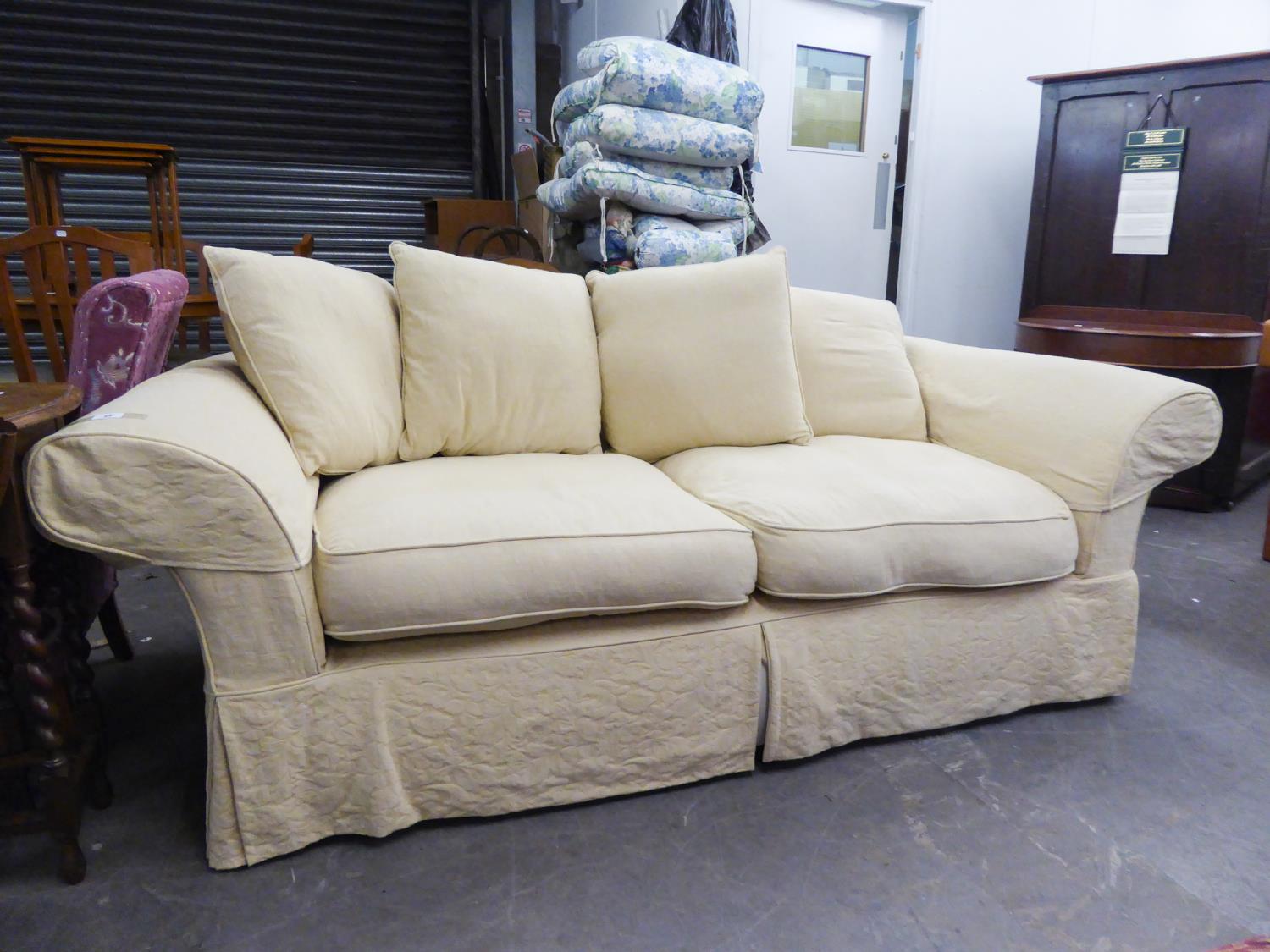 GOOD QUALITY THREE SEATER SETTEE HAVING LOOSE CREAM PATTERNED COVERS AND FOUR THROW CUSHIONS