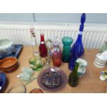 EIGHTEEN PIECES OF GLASS WARES TO INCLUDE; DECORATIVE WATER JUG, TWO SMALL DRINKING GLASSES