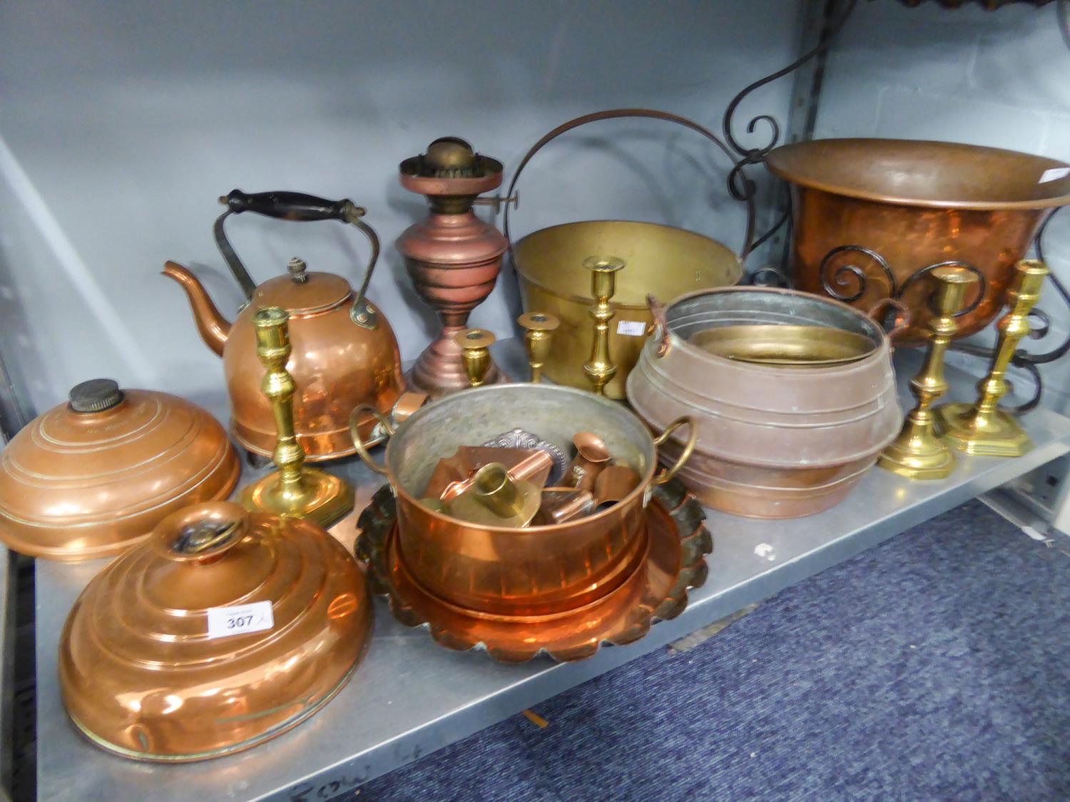 A SELECTION OF BRASS AND COPPER WARES TO INCLUDE; AN EARLY ELECTRIC COPPER KETTLE, PRESERVE PAN,